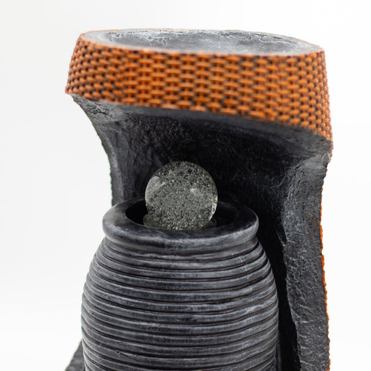 Gran fuente de agua - 24x22x48 cm - Bola de cristal que cambia de color en una urna griega dentro de una cesta